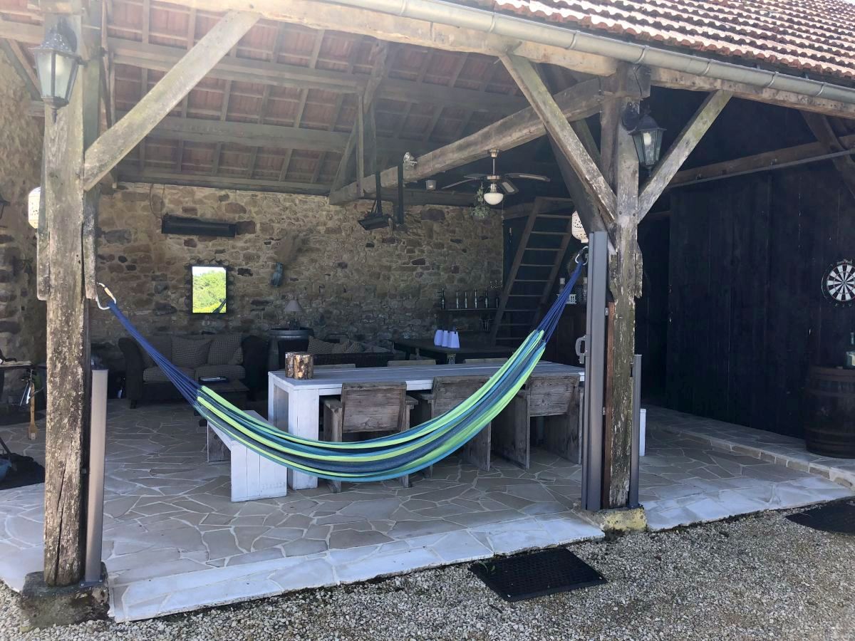 Overdekte veranda met lounge en eettafel