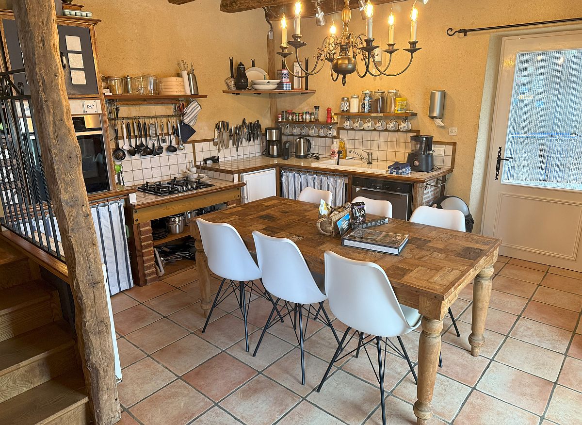 Open keuken in Moulin Noix met koperen pannen